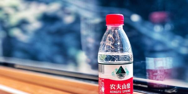 农夫山泉市值超7千亿港元,钟琰琰目前的身价为多少?