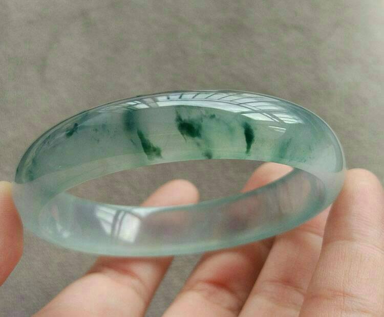 在爱琳珠宝买的翡翠手镯帮看下！