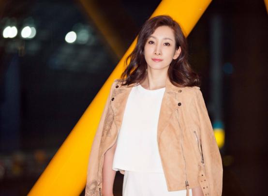 她曾被称“最丑影后”,7年的男友遭截胡,今41岁二婚生活美满,她是谁?