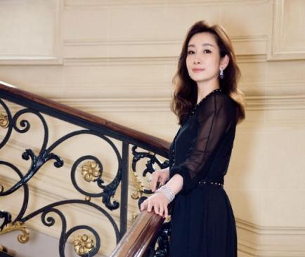 她曾被称“最丑影后”,7年的男友遭截胡,今41岁二婚生活美满,她是谁?