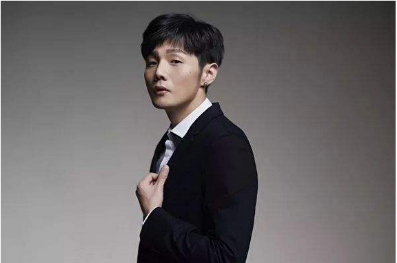 飞翔在乌云之中,你看我无动于衷是什么歌