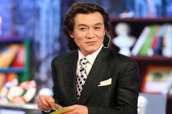 你认为李咏离开央视的原因是什么？