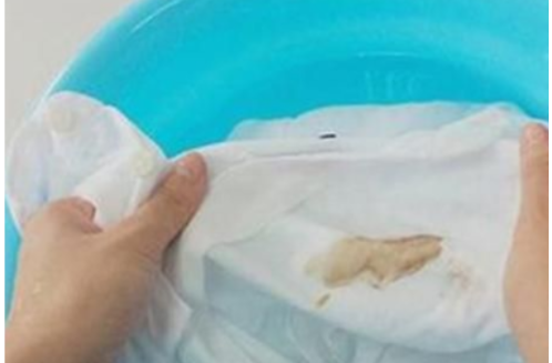 白色衣服染色了怎么洗才能变白？