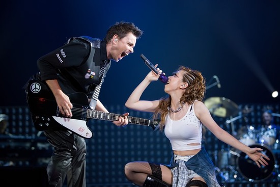 邓紫棋有一首歌里面的歌词有一句是 我们之间的距离…… 是什么歌？？