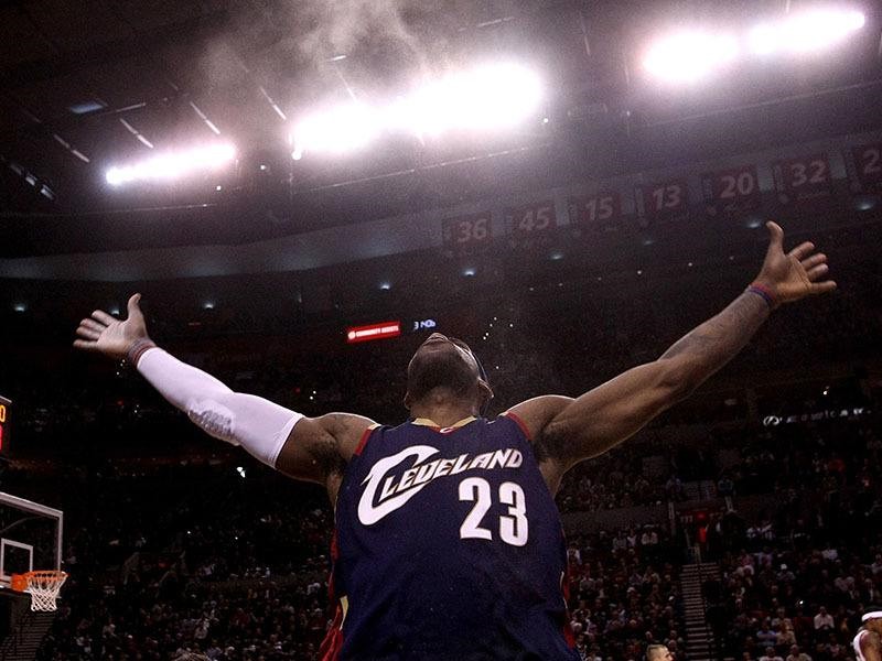 在NBA中,为什么有的人会说詹姆斯打的是“兄弟篮球”?