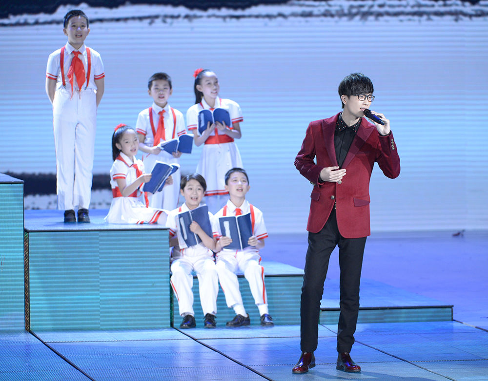 许嵩的那首歌的歌词是“红雨漂泊泛起了回忆怎么点,你美目如当年,流转我心间”