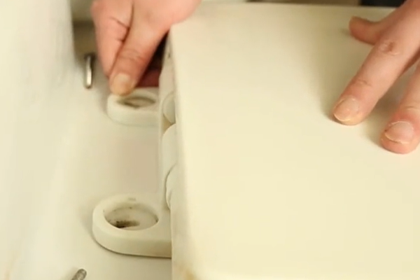 如何安装马桶盖
