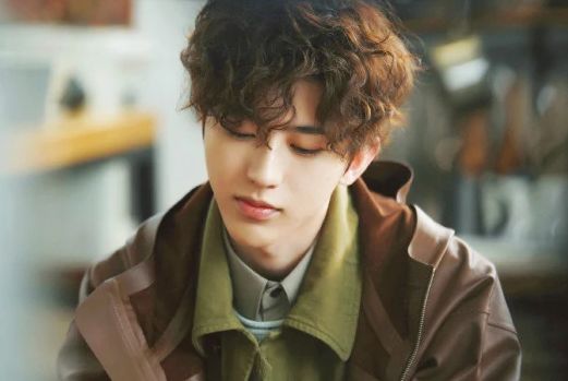 蔡徐坤私下抽烟吗