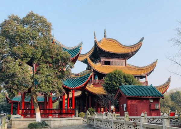 四面湖山归眼底，万家忧乐到心头。描写是谁