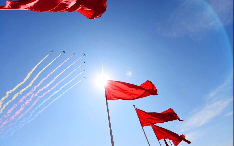 有一首歌曲歌词是 ，这是一个晴朗的早晨，歌哨声伴着起床号音，但是这世界并不安宁和平年代也由激荡地风云