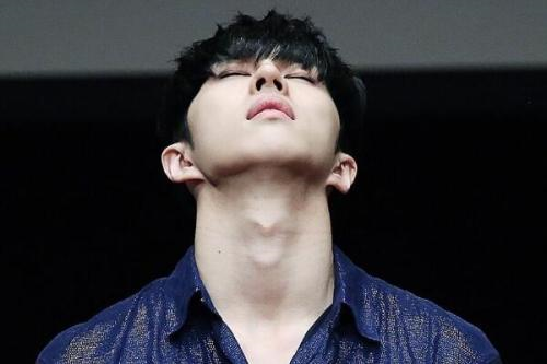 男生喉结突出是怎么回事