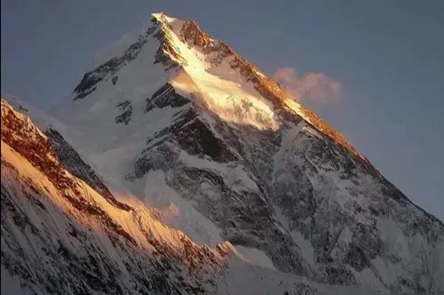 世界上第三大高峰是哪一座？海拔高度是多少？