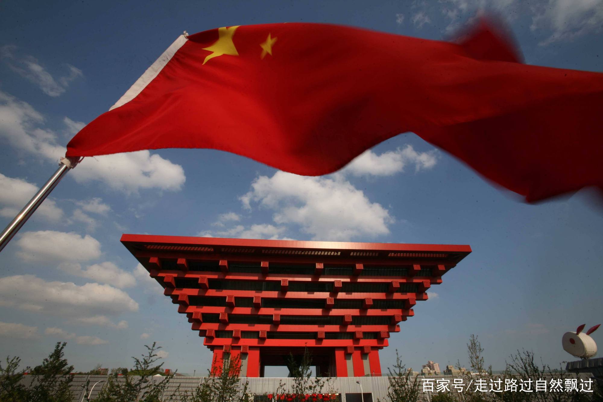 国徽是由哪几部分构成的?每部分象征着什么 ?