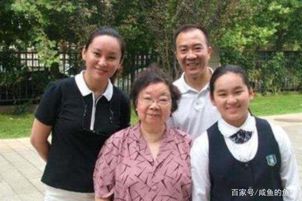 侯耀文去世13年,被侄子戴志诚“撬走”的爱妻,如今过得怎么样?