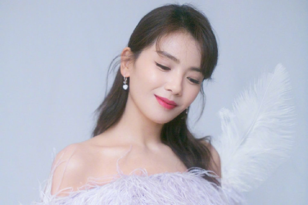 刘涛香芋紫羽毛裙亮相中秋晚会 ,为什么网友却要就此吐槽不断?