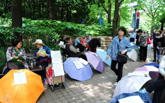 上海相亲角:本地户口是基本,月薪1万是讨饭,有车有房三流人,你怎么看?