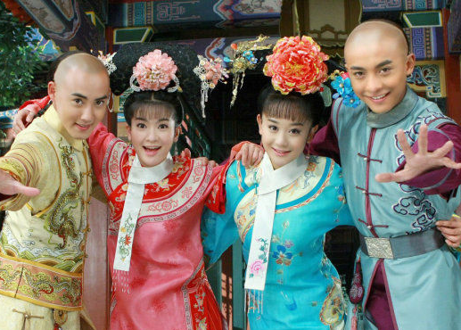 谁能告诉我新还珠格格的大结局是什么 ,在新还珠格格里小燕子最后和谁在一起了