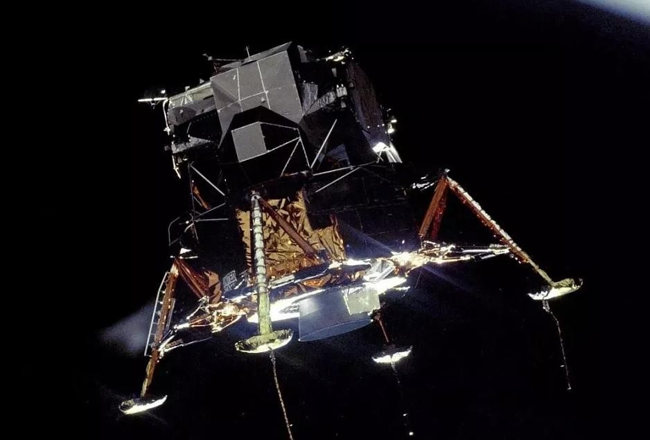 阿姆斯特朗是乘哪个飞船成功登月的?