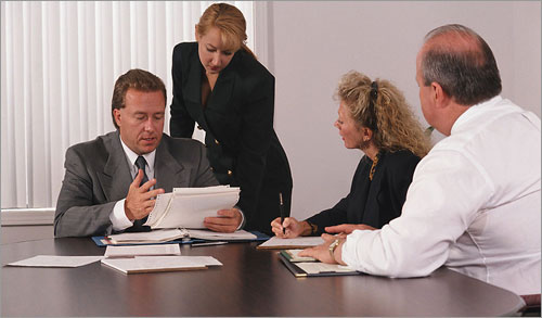 一女员工因跳槽被前老板狂扇十多个耳光,此事件中双方存在哪些问题?