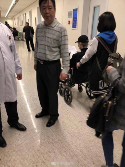 李宇春坐轮椅现身何处?