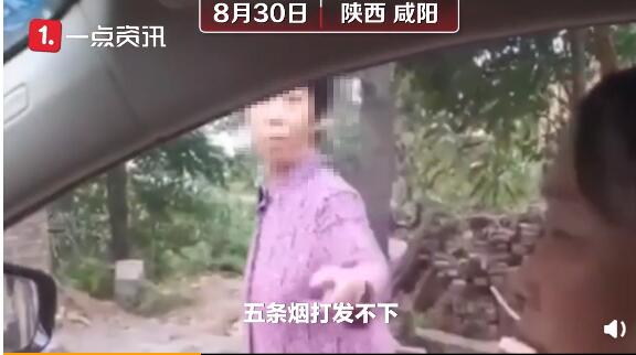 新人婚礼途中被村民拦车要烟,你觉得该给吗?