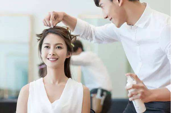 凯特·摩丝身材并不出众,为何却成为著名设计大师的宠儿?