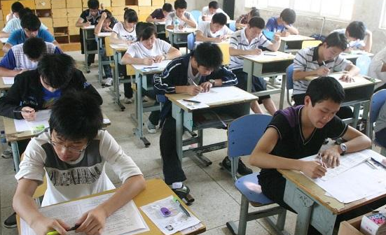 高考中转头看了几次别人的试卷 监考老师没有提醒 事后会被认定为作弊吗？