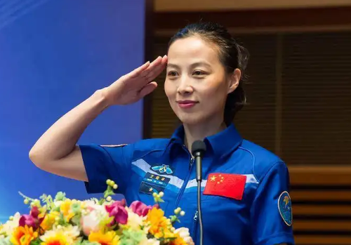 王亚平“摘星”归来，网友被她的笑容治愈了，她的身上有哪些正能量？