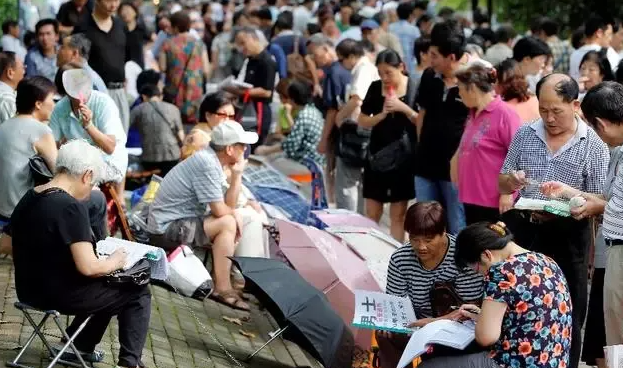 上海相亲角:本地户口是基本,月薪1万是讨饭,有车有房三流人,你怎么看?