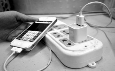 充电器一直在电源上插着,会费电吗?