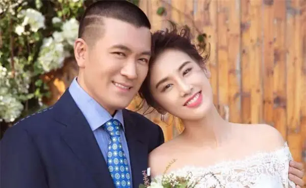 周星驰和黄圣依为什么决裂?