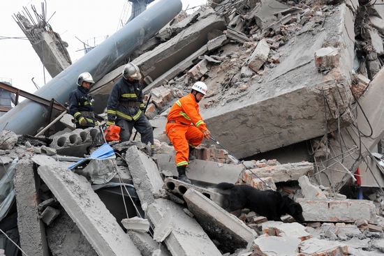 威海一宾馆拆除时发生倒塌致2人被困,造成此次事故主要的原因是什么?