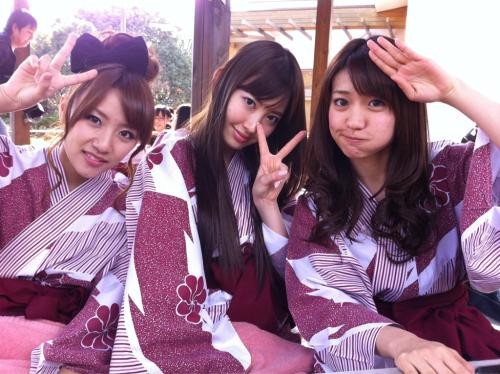 小嶋阳菜偶遇大岛优子,随手拍了合照,她们有多美?