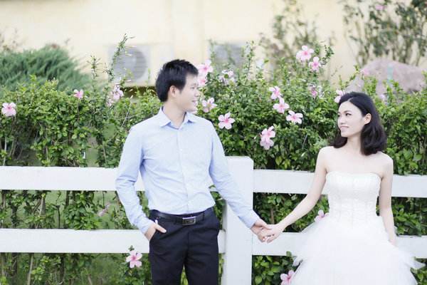 新人婚礼途中被村民拦车要烟,你觉得该给吗?