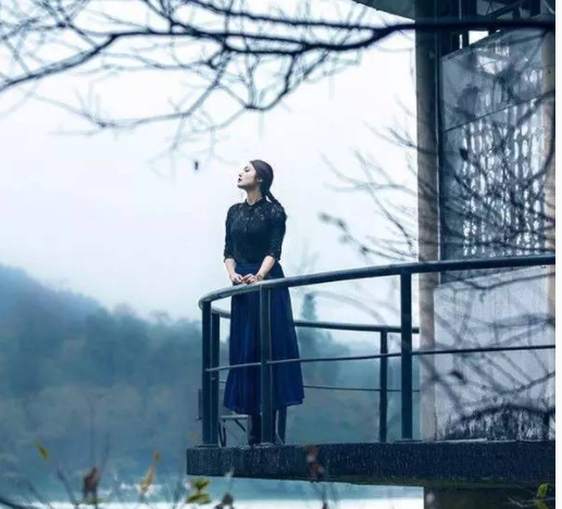 独上西楼,望尽天涯路。深层意思