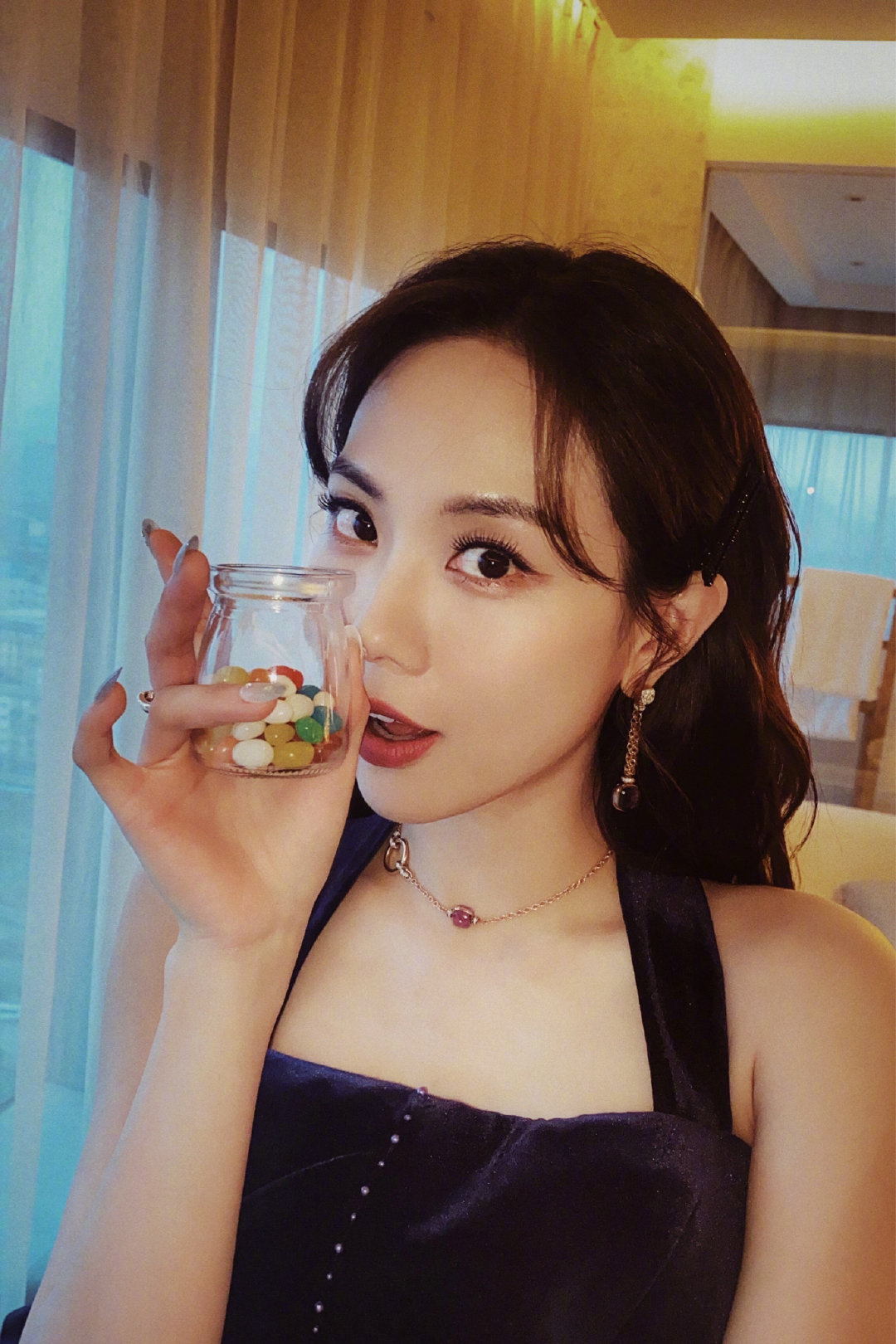 王霏霏因为李佳琦变成大嗓门，这是咋回事？