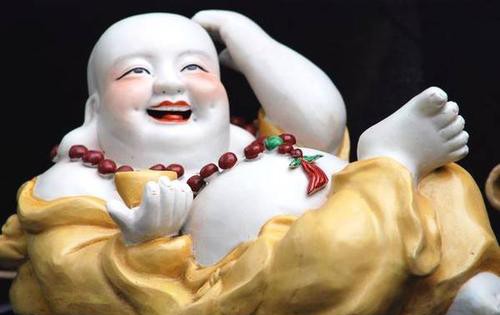 大肚能容,容天下难容之事;笑口常开,笑世间可笑之人.的意思