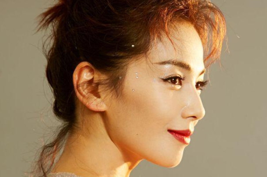 刘涛香芋紫羽毛裙亮相中秋晚会 ,为什么网友却要就此吐槽不断?