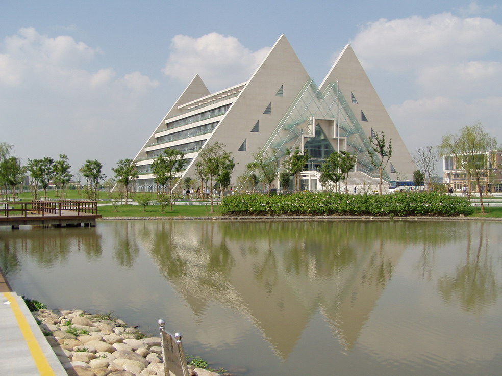 上海工程技术大学中法埃菲时装设计师学院三年制的是发什么文凭？