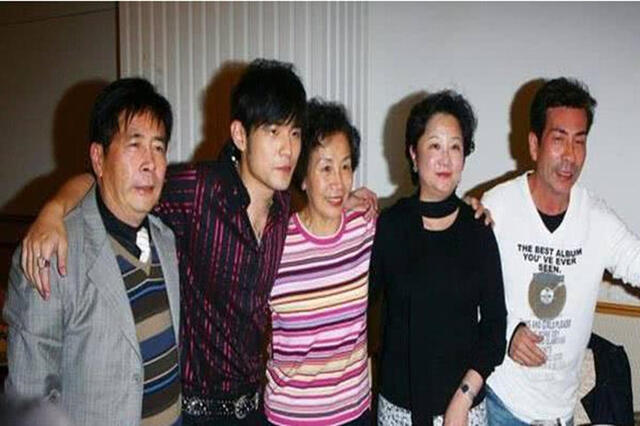 周杰伦和父亲的真实关系如何?