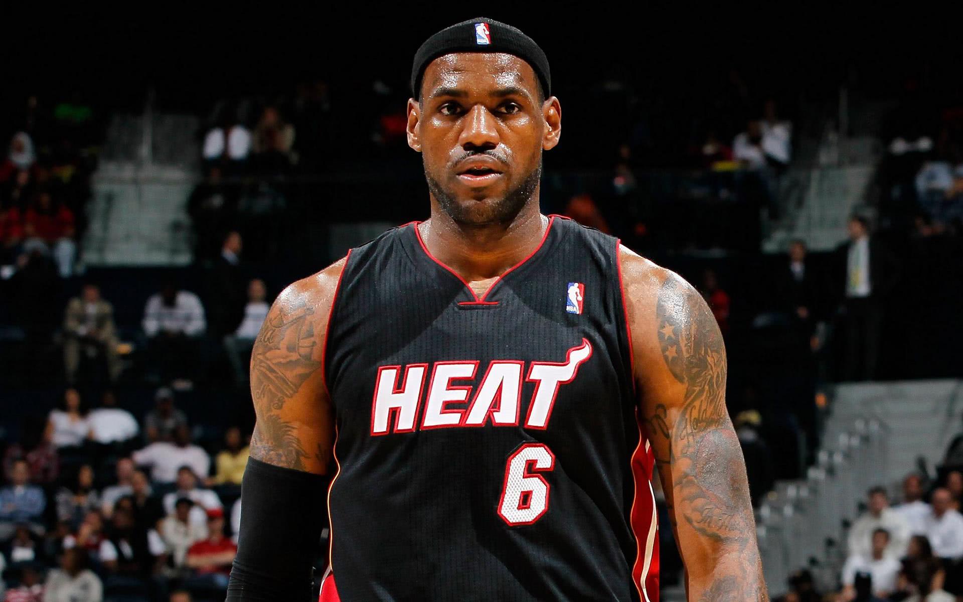 詹姆斯和杜兰特在激烈争吵后击掌示意,难道这就是篮球的真谛吗?