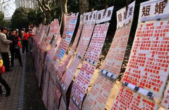 上海相亲角:本地户口是基本,月薪1万是讨饭,有车有房三流人,你怎么看?