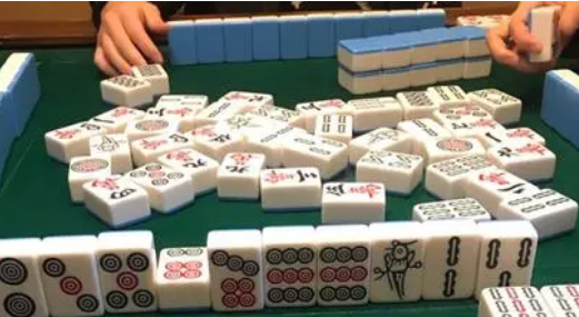 麻将游戏中,胡牌后显示的“中鸟”是什么意思?如何计算?