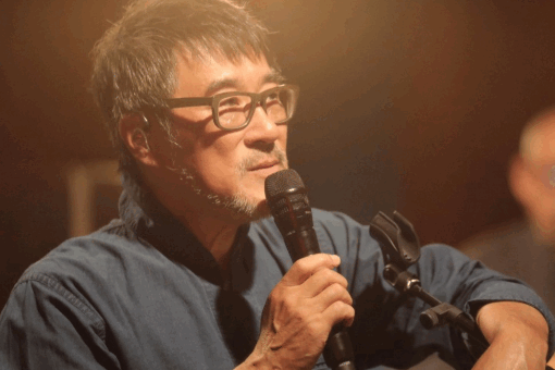 在漫天风沙里,望着你远去,我竟悲伤地不能自己是什么歌?