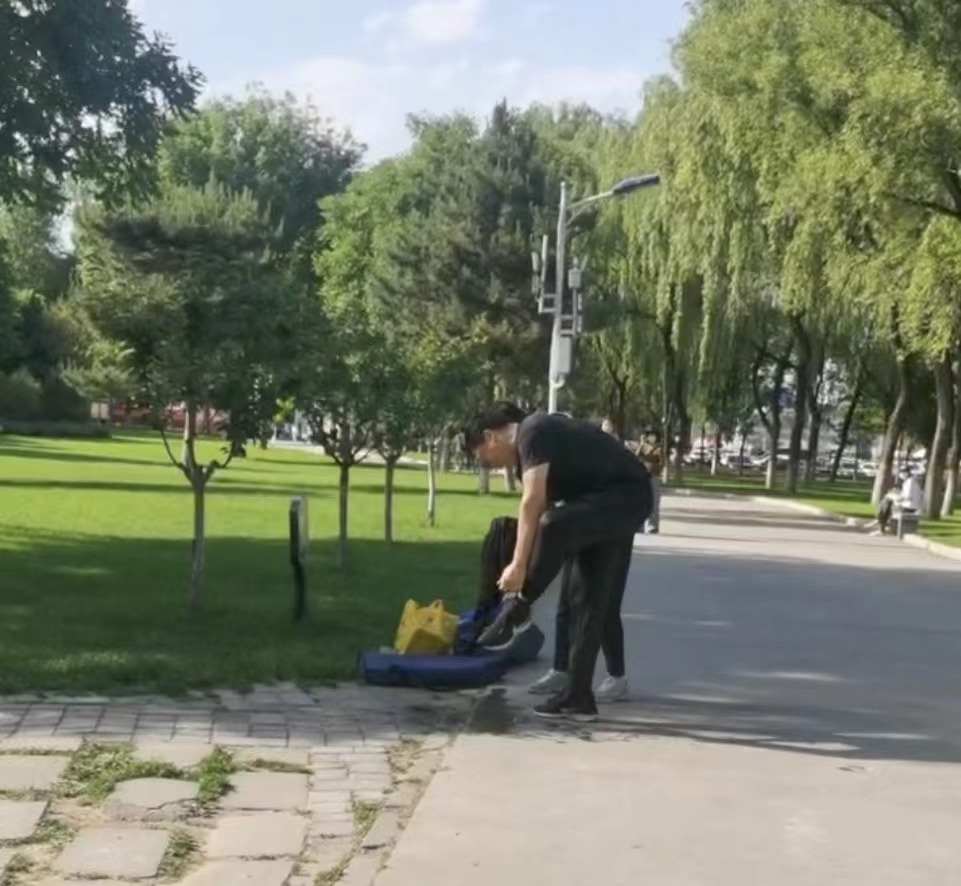 石家庄气象局长勇救落水娃后离开,此事为何会引发网友热议?