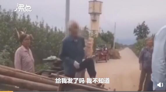 新人婚礼途中被村民拦车要烟,你觉得该给吗?