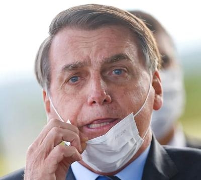 巴西总统在隔离期是如何被鸵鸟咬伤的?