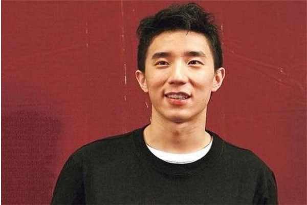 成龙的儿子为什么姓房你知道吗?