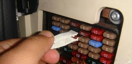 如何判断雨刮电机坏了?雨刮器电机坏的表现是什么?