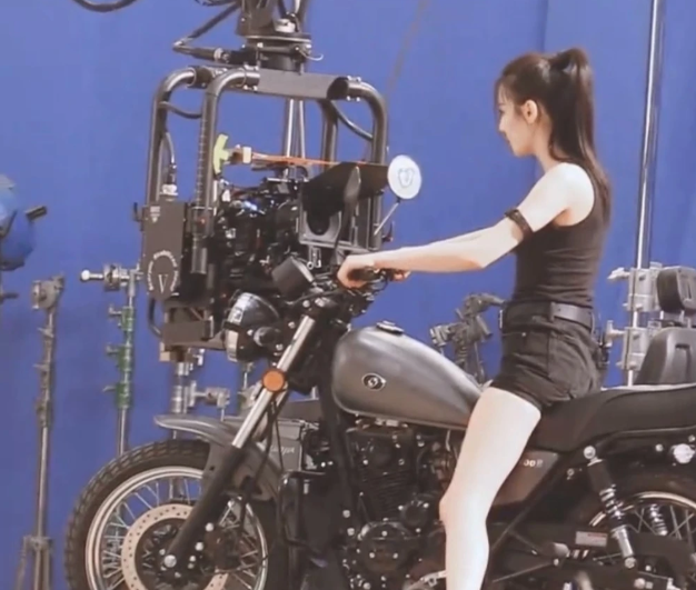 迪丽热巴机车服造型曝光,她适合这种风格吗?